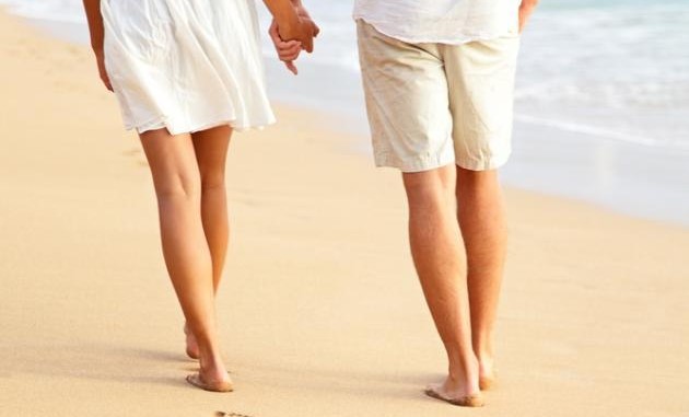 couple_walking_sand_beach_sea_summer_h_645_450-630×381.jpg