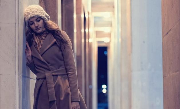 girl_winter_cap_alley_h_645_450-629×381.jpg