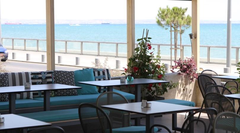 Ένα παραθαλάσσιο στέκι με lounge διάθεση