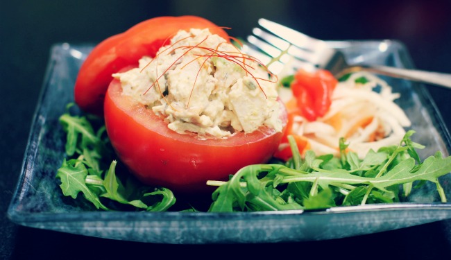 Ντομάτα γεμιστή με κοτόπουλο και cottage cheese