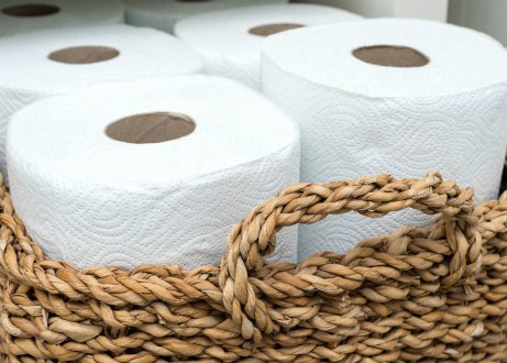 Αποφύγετε να χρησιμοποιήσετε το χαρτί κουζίνας σε ξύλινες επιφάνειες γιατί μπορεί αν τις χαράξουν αν τα χρησιμοποιείτε συχνά και τρίβετε με μανία.