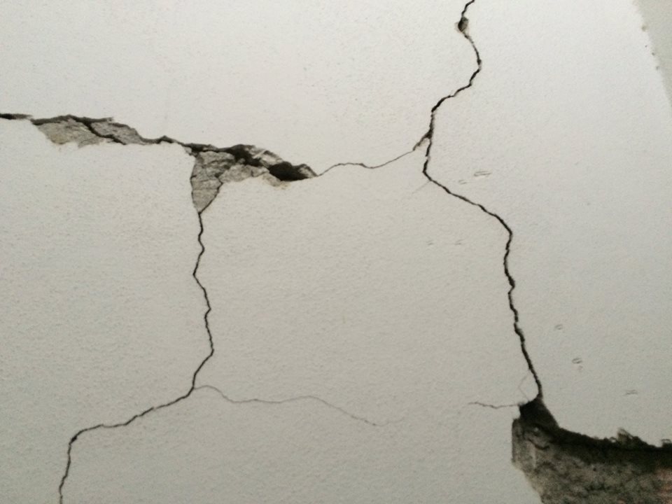 Δημοτικό Σχολείο Δροσιάς: Σε τραγική κατάσταση, κινδυνεύουν ζωές, έπονται αντιδράσεις (pics)