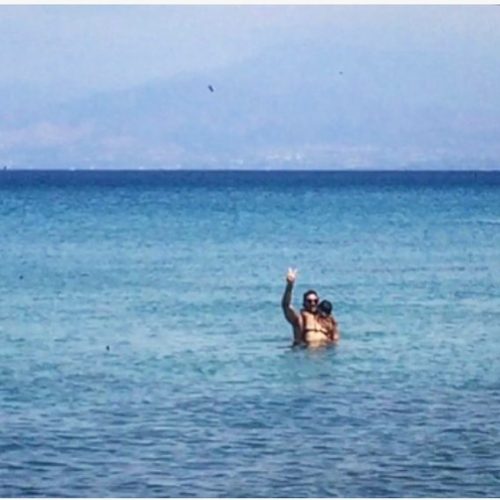 Τρυφερά τετ-α-τετ στη θάλασσα για τον Κυριάκο Πελεκάνο και την σύντροφό του