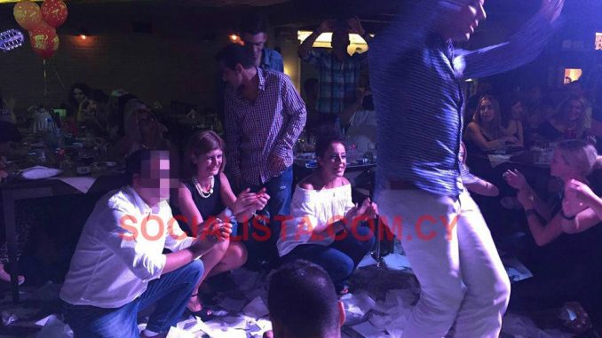 Κύπριος παρουσιαστής! Άφησε τα Δελτία και χόρεψε ζεμπεκιά σε μπουζούκια στη Λευκωσία (ΦΩΤΟ)