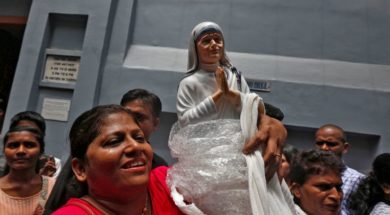 2016-09-04T100824Z_1498399102_S1AETZINZKAA_RTRMADP_3_POPE-MOTHERTERESA-INDIA.jpg