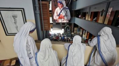 2016-09-04T100830Z_1501292768_S1AETZINZQAB_RTRMADP_3_POPE-MOTHERTERESA-INDIA.jpg