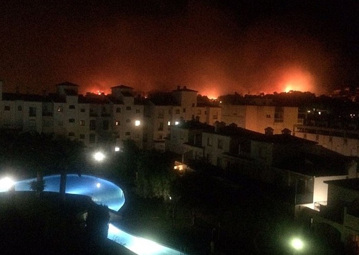 Πανικός σε κατοίκους και τουρίστες στη φλεγόμενη Κόστα Μπλάνκα