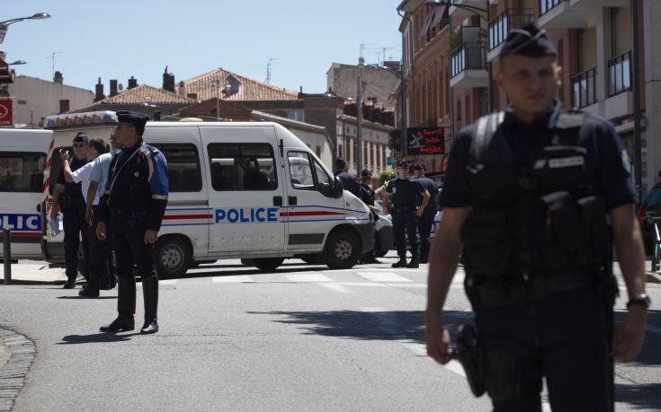 Υπό αστυνομική προστασία επιστρέφουν οι γάλλοι μαθητές στα σχολεία τους