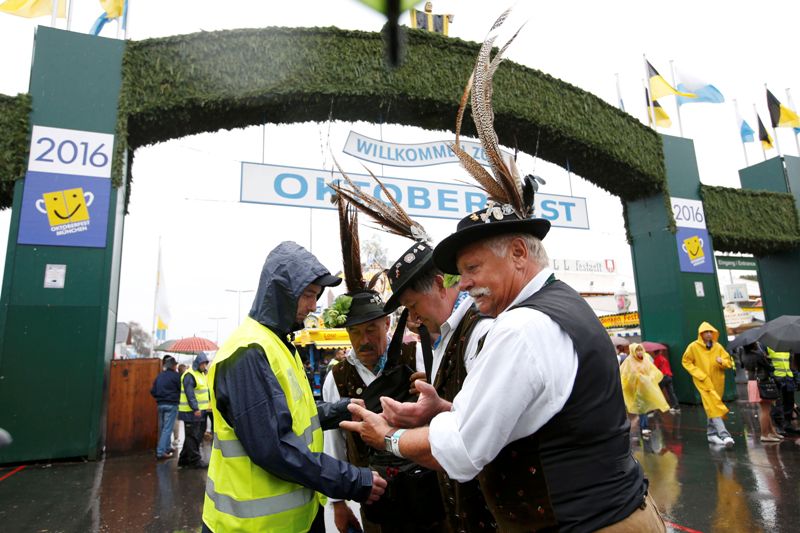 GERMANY-OKTOBERFEST-OPENING.jpg