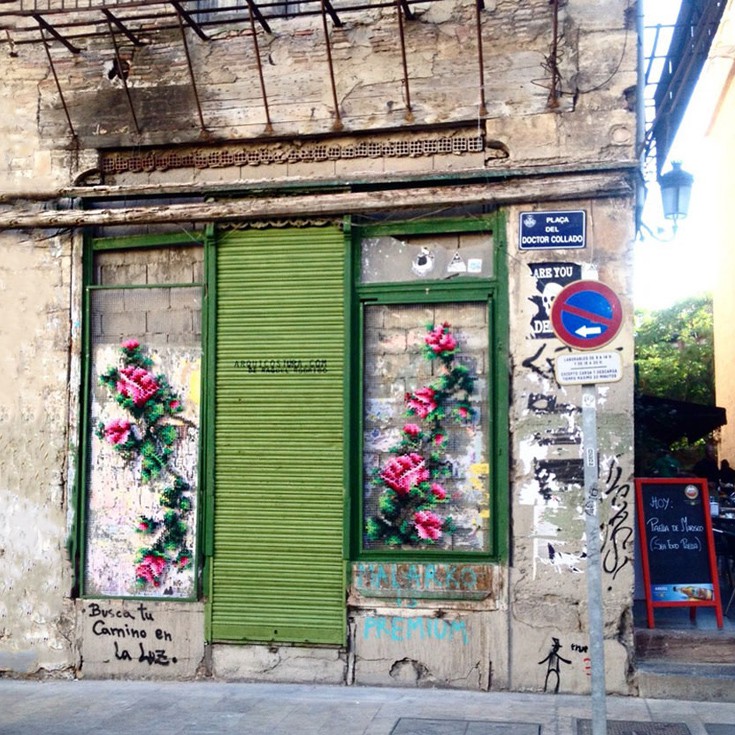 Πολύχρωμη σταυροβελονιά στους δρόμους της Ισπανίας