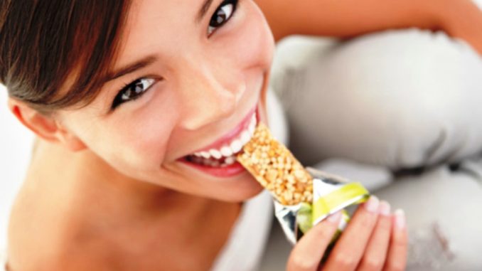 woman-eating-granola-barοριζ-678×381.jpg