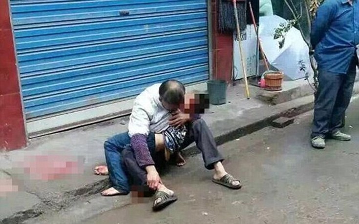 Βουτιά θανάτου 11χρονου που τον κατέβαζαν οι παππούδες του από την ταράτσα με σχοινί