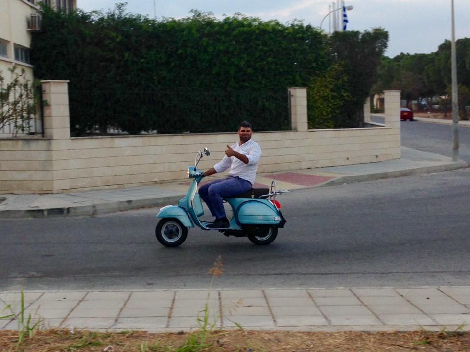 Πάμε Βαβατσινιά με μια Vespa…