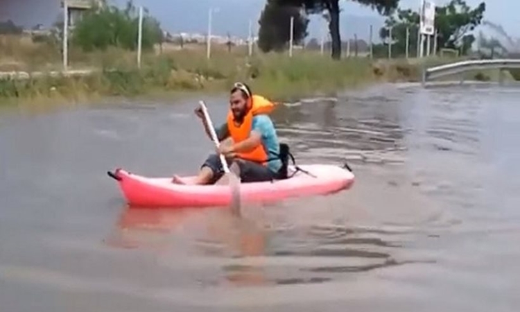 Απίστευτος τύπος βγήκε για βόλτα με… κανό στους πλημμυρισμένους δρόμους της Γλυφάδας! (video)