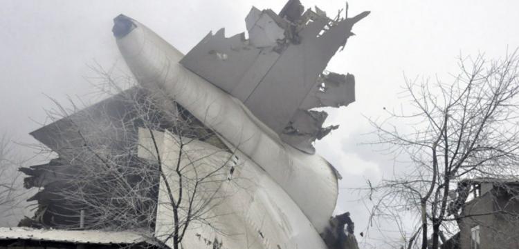 Τραγικό! Ένα λάθος του πιλότου έριξε το αεροσκάφος πάνω στα σπίτια στο Κιργιστάν – ΦΩΤΟ – VIDEO