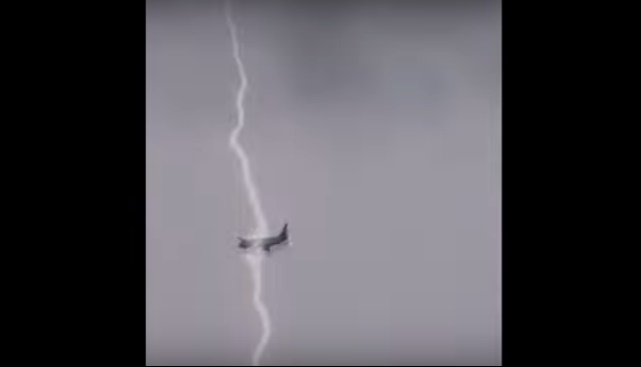 Κεραυνός κτυπά αεροσκάφος στον αέρα και γίνεται viral! (vid)