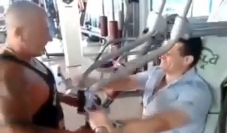 Κύπριος γυμναστής έγινε viral για το βίαιο τρόπο εκγύμνασης!