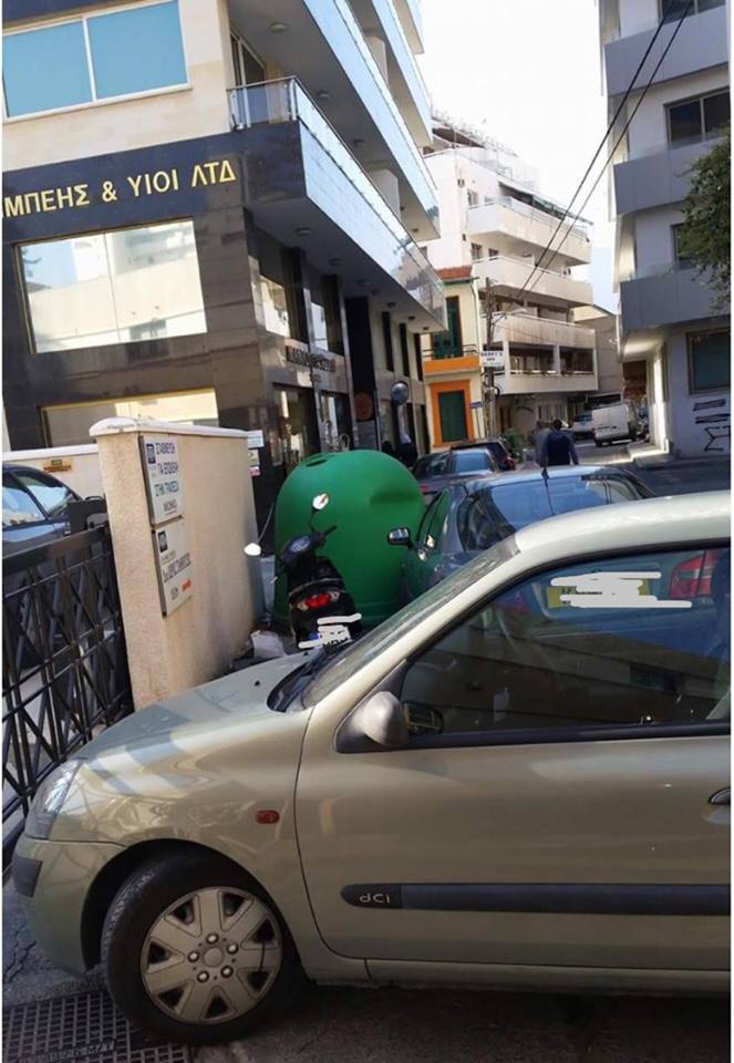 Τα πεζοδρόμια στη Λάρνακα είναι για να παρκάρεις (φωτογραφία)