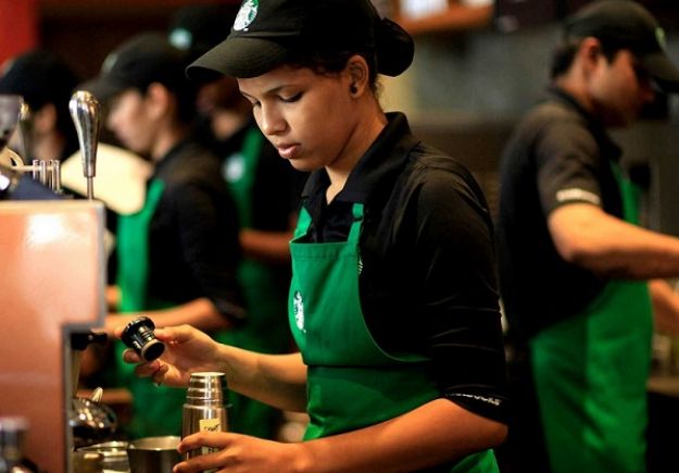 Τα Starbucks «χτυπούν» τον Τράμπ προσλαμβάνοντας 10.000 πρόσφυγες