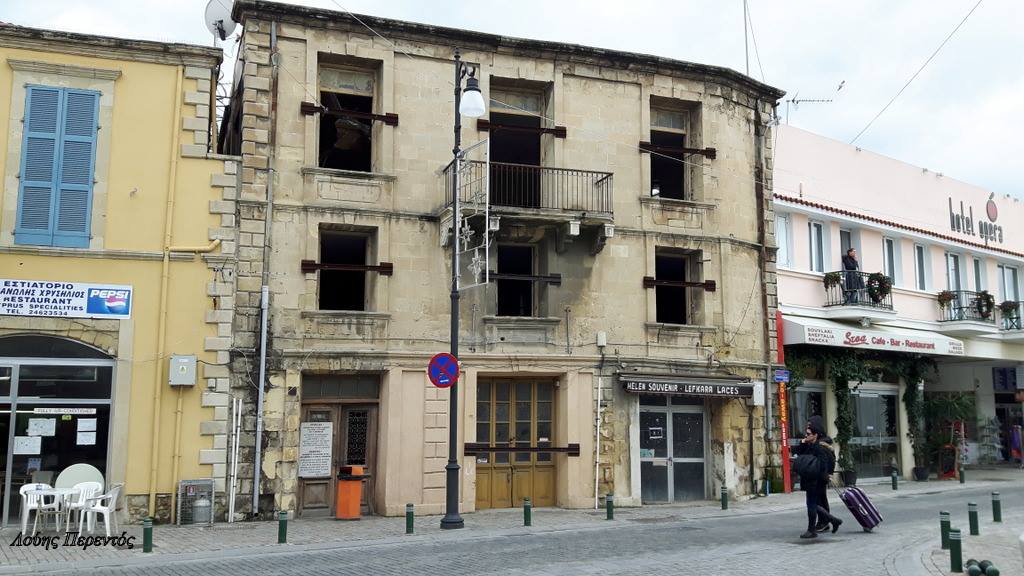 Το κτήριο φάντασμα στην Πλατεία Αγίου Λαζάρου