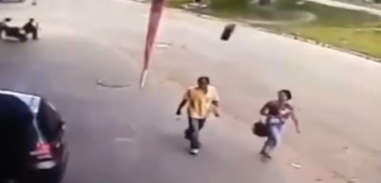 50χρονος παραλίγο να χάσει την ζωή του από μια βόλτα – Λάστιχο που έφυγε από όχημα του «καρφώθηκε» στο κεφάλι- VIDEO