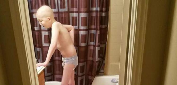 Η εικόνα 10χρονου με καρκίνο που ραγίζει καρδιές – Κραυγή πόνου από την μητέρα: «Η ζωή δεν είναι ωραία»