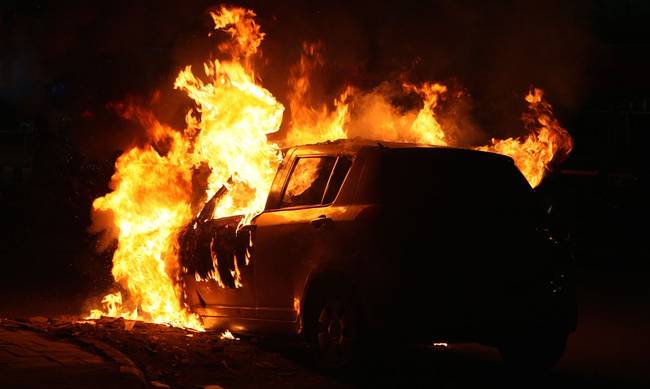 Αυτοκίνητο τυλίχτηκε στις φλόγες στις Αγγλισίδες- Στο σημείο η πυροσβεστική