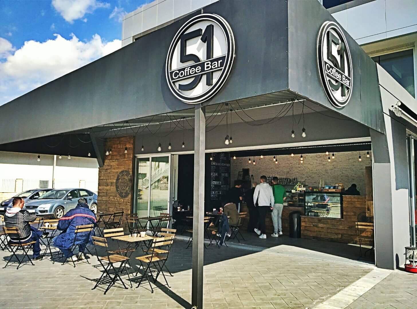 Βιάζεστε να πάτε στη δουλειά και θέλετε καφέ; Το 51 Coffe Bar στην Αραδίππου έχει τη λύση!