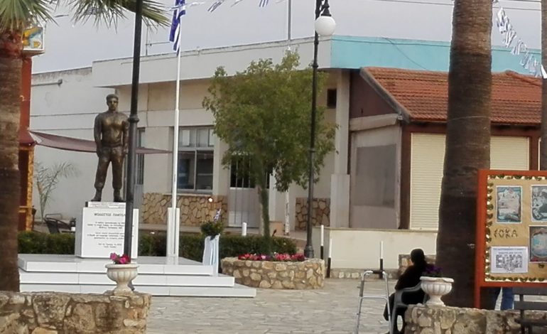 Συγκλονιστική φωτογραφία: Η γιαγιά Αποστολού κάθεται απέναντι από το άγαλμα του συζύγού της