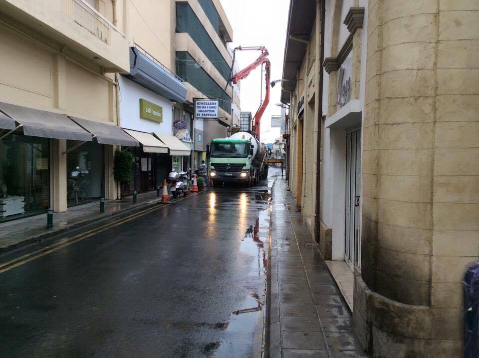Αυτό ειναι το κέντρο της Λάρνακας ….Αγία Εβδομάδα ..κομμένοι οι δρόμοι …αίσχος …!!!!