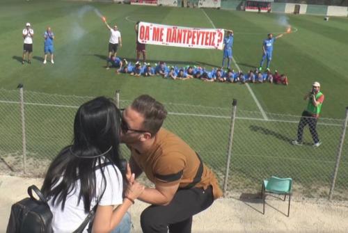 Πρόταση Γάμου με… χορογραφία στο γήπεδο! (video)
