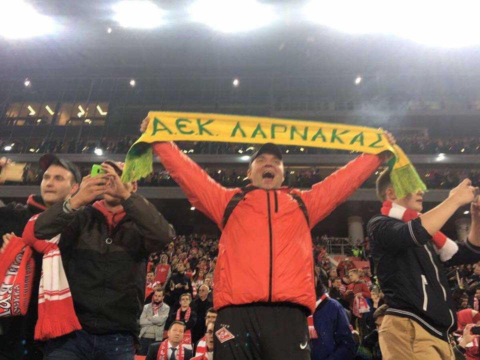 ΑΠΙΣΤΕΥΤΟ: Ρώσος οπαδός ανεμίζει το κασκόλ της ΑΕΚ σε κατάμεστο γήπεδο!!!