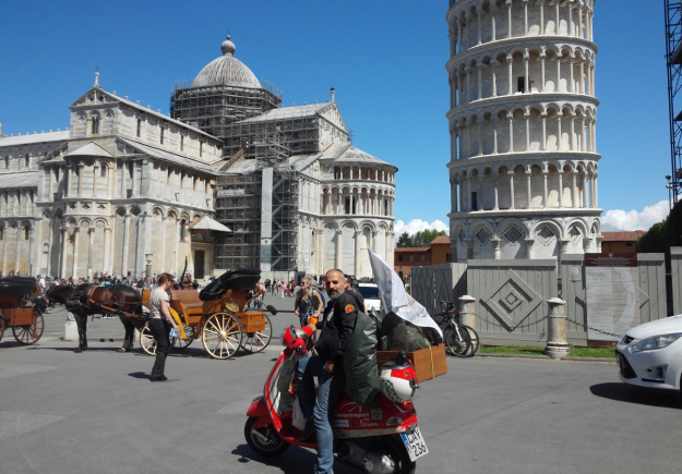 Ο Κυριάκος θα ταξιδέψει μόνος με τη Vespa του σε 131 ευρωπαϊκές πόλεις