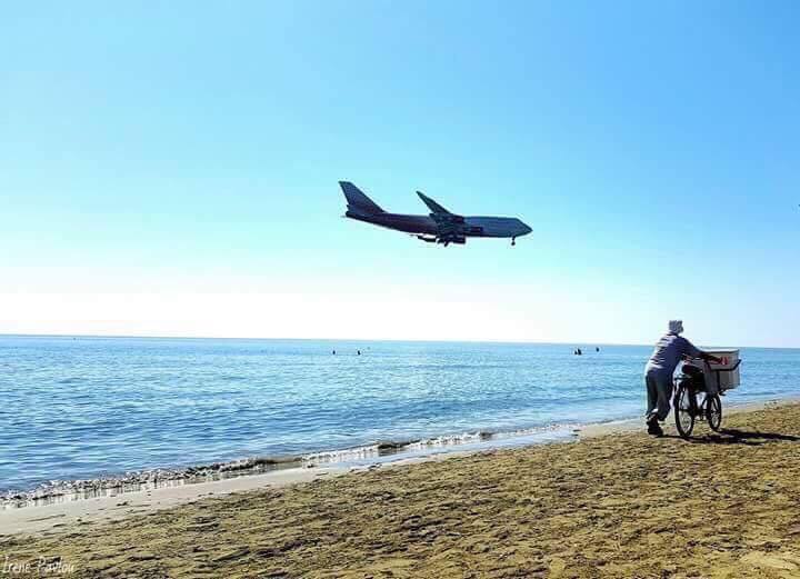 Το μυστικό κουμπί που θα κάνει το ταξίδι σας με το αεροπλάνο πιο άνετο!