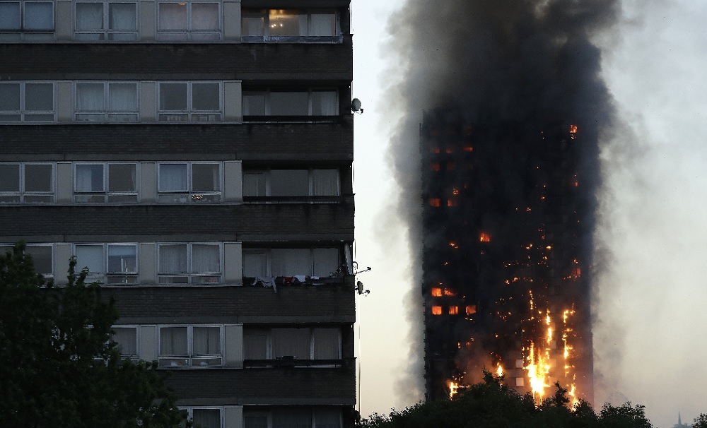 Λονδίνο: Κάηκαν ζωντανοί στον ουρανοξύστη που φλέγεται (βίντεο)