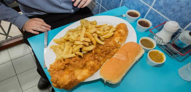 Εστιατόριο σερβίρει μερίδα fish and chips που μόνο επτά άνθρωποι κατάφεραν να τελειώσουν – ΦΩΤΟΓΡΑΦΙΕΣ