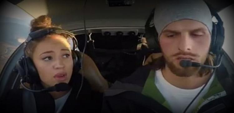 Η πρόταση γάμου πιλότου αεροπλάνου που έγινε ήδη viral – Τρομοκρατιμένη η σύντροφος του, έβαλε τα κλάματα– VIDEO