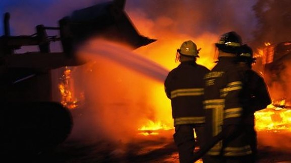 ΛΑΡΝΑΚΑ: Φωτιά σε φρουταρία – Αποκλείστηκε η σκηνή – Ενδείξεις για εμπρησμό