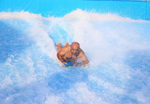 Στην Κύπρο υπάρχει μια πισίνα που μετατρέπεται σε «θάλασσα» για surfers [εικόνες]