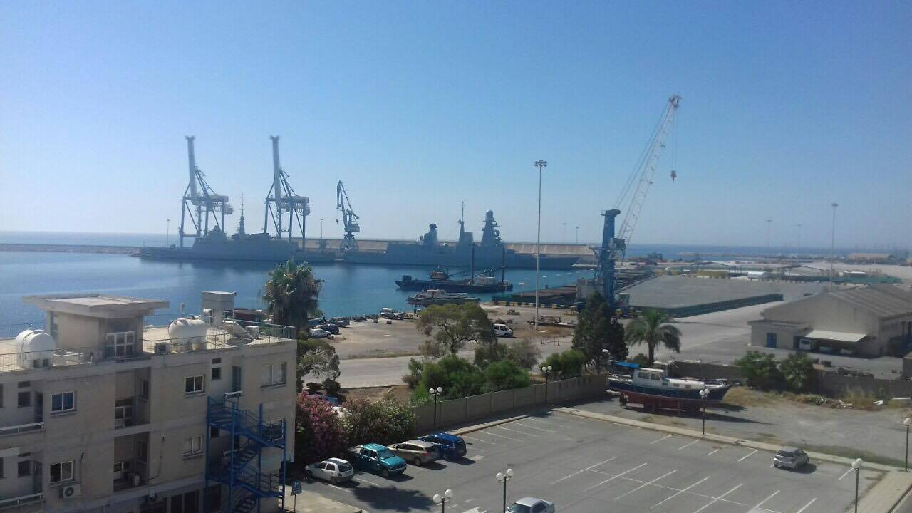 Ήρθε το γεωτρύπανο – Γαλλικές φρεγάδες στο λιμάνι (εικόνες)