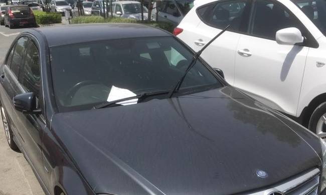 ΛΑΡΝΑΚΑ: Δεν «χάρηκε» το παράνομο παρκάρισμα -«Στόλισαν» το αυτοκίνητό του με αυτό το μήνυμα (pics)