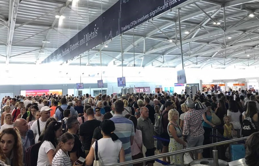 Χάος… φωνές και παράπονα στο Αεροδρόμιο Λάρνακας – Κάποιοι θα έχαναν την πτήση τους (ΦΩΤΟΓΡΑΦΙΕΣ)