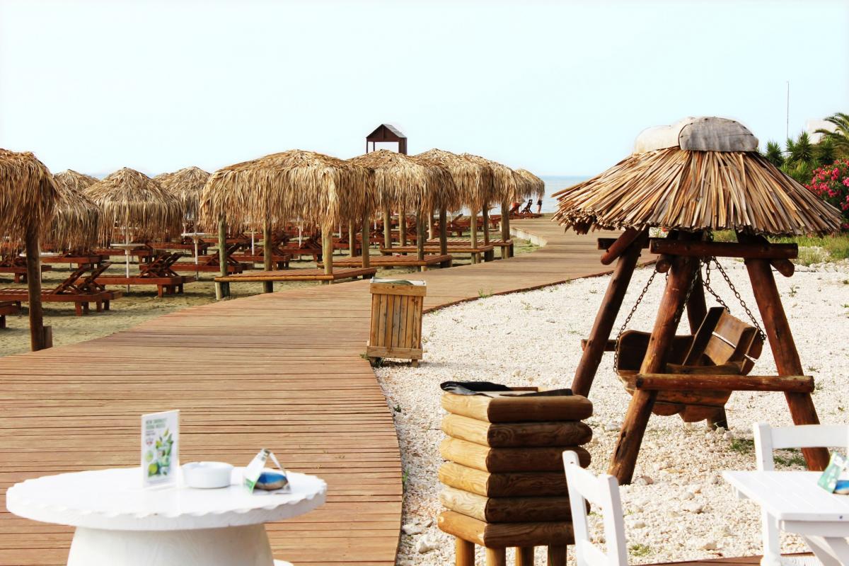 Βουτιές στα 10 καλύτερα beach bars της Κύπρου