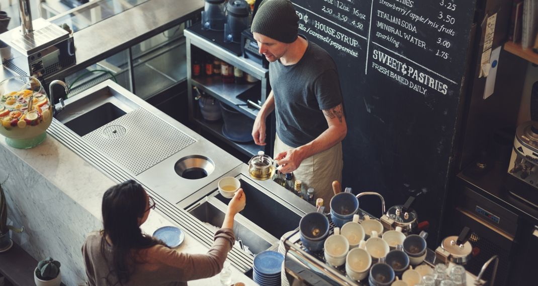 To πανέξυπνο κόλπο ενός ιδιοκτήτη καφέ για να «μάθει» στους πελάτες του να είναι ευγενικοί