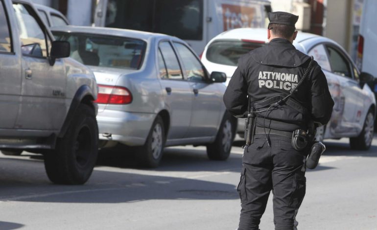 ΛΑΡΝΑΚΑ: Κύπριος οδηγός κουτούλησε αστυνομικό – Έβριζε και τους έφτυνε – Ζημιές και στο περιπολικό