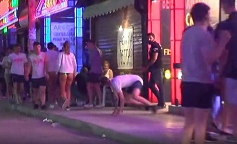 Εκτός ελέγχου η κατάσταση – Μεθυσμένοι, ημίγυμνοι και σκηνές ακολασίας στους δρόμους της Ζακύνθου (pics)