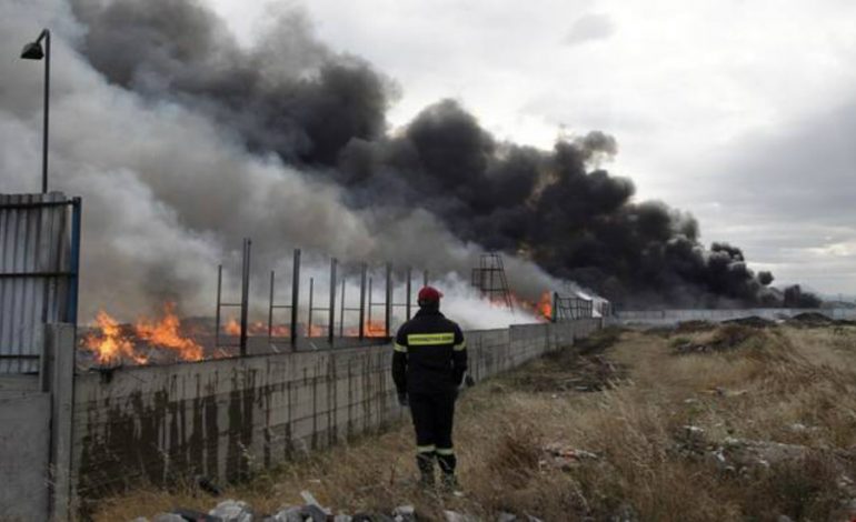 ΛΑΡΝΑΚΑ: Για τρεις ώρες «πάλευαν» με τις φλόγες οι πυροσβέστες – Ξέσπασε πυρκαγιά σε σωρούς υλικών