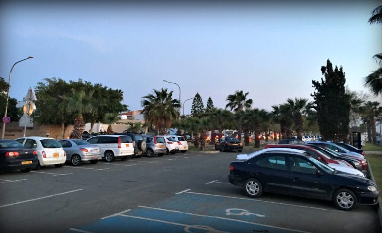 ΛΑΡΝΑΚΑ: Πανικός με επιτήδειο που «ανοίγει» οχήματα στον χώρο στάθμευσης στο Μακένζυ – ΕΙΚΟΝEΣ