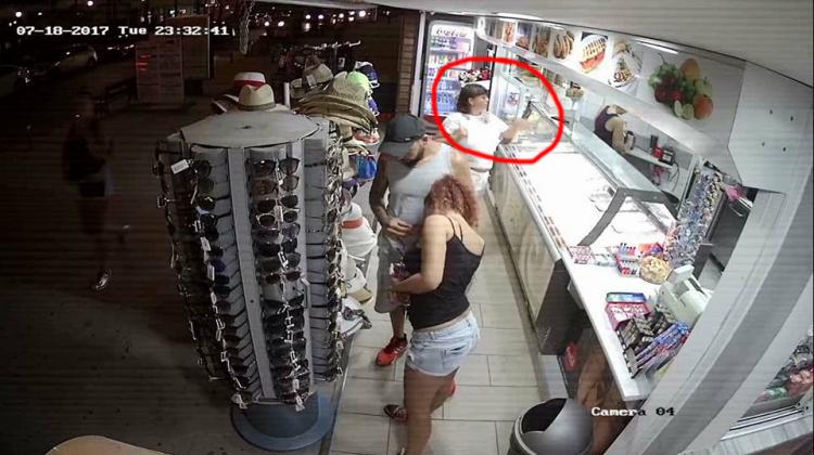 Καρέ-καρέ η κλοπή κινητού από περίπτερο στη Λάρνακα (Φωτογραφίες)