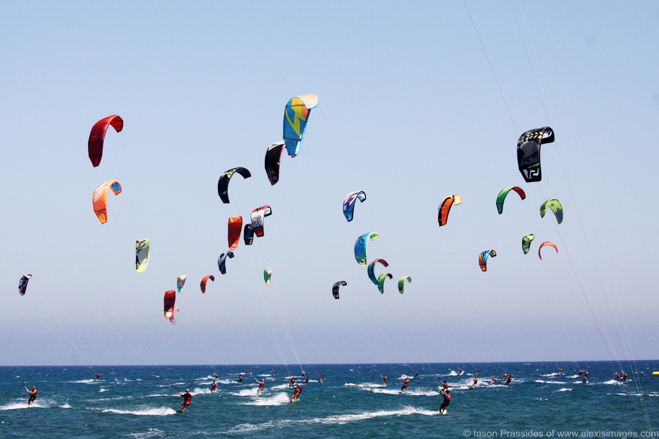Εντυπωσιακές επιδείξεις Kitesurfing στην παραλία του Κιτίου – Υπερθέαμα στους Σοφτάδες!